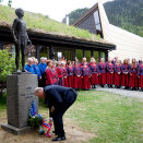 King Harald lays flowers at the War Memorial at Valdres Heritage Museum (Photo: Kyrre Lien / Scanpix)